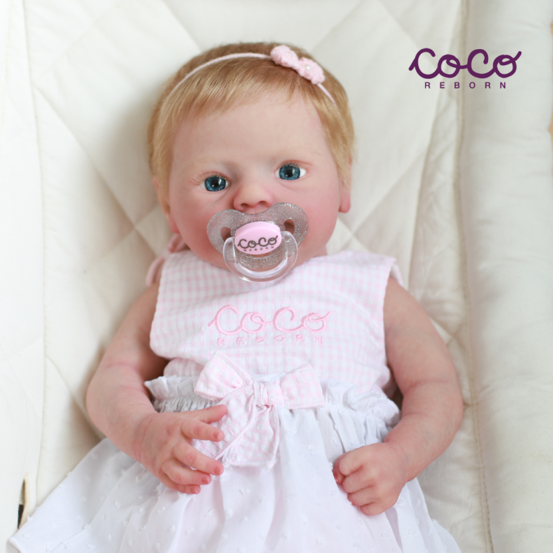 Lena niña, rubio miel, ojos azul claro, piel clara