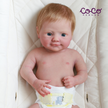 Lena niña, rubio miel, ojos azul claro, piel clara