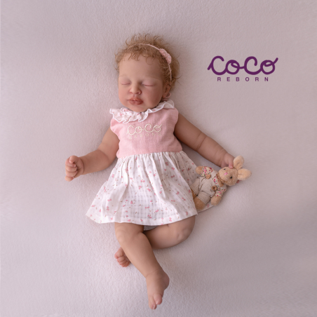Galilea Dreams niña, pelo castaño claro rizado, piel oscura