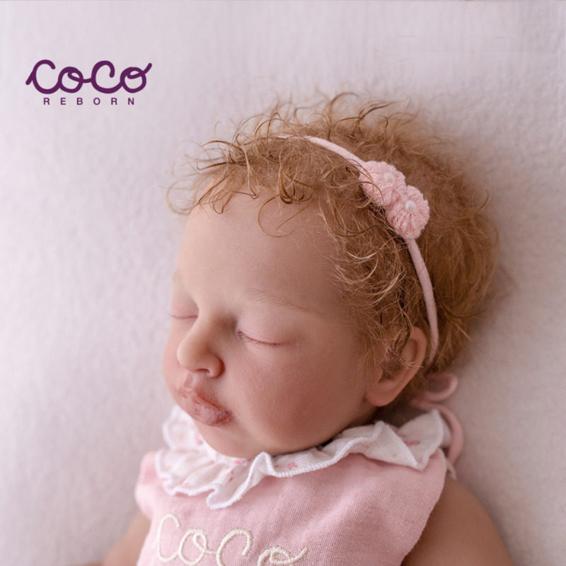 Galilea Dreams niña, pelo castaño claro rizado, piel oscura