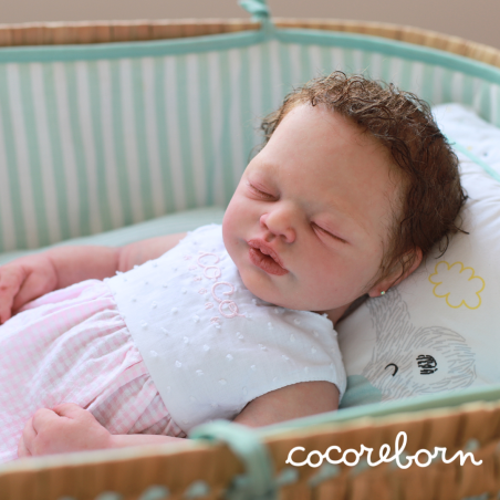 Numa pelo castaño claro rizado piel clara