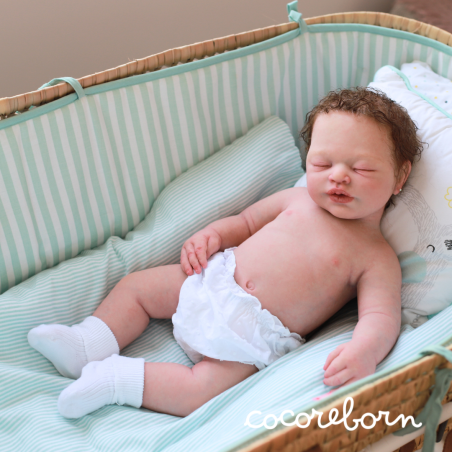 Numa pelo castaño claro rizado piel clara