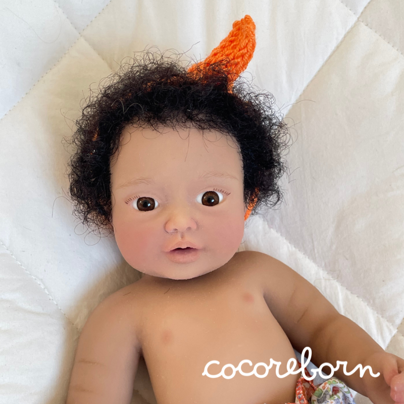 Moly niña, pelo afro negro, ojos marrones, piel oscura