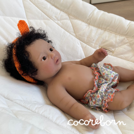 Moly niña, pelo afro negro, ojos marrones, piel oscura