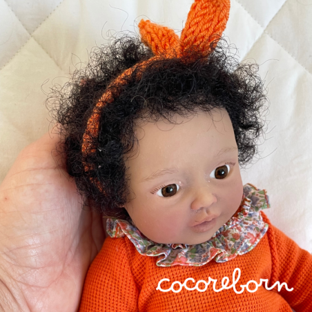 Moly niña, pelo afro negro, ojos marrones, piel oscura