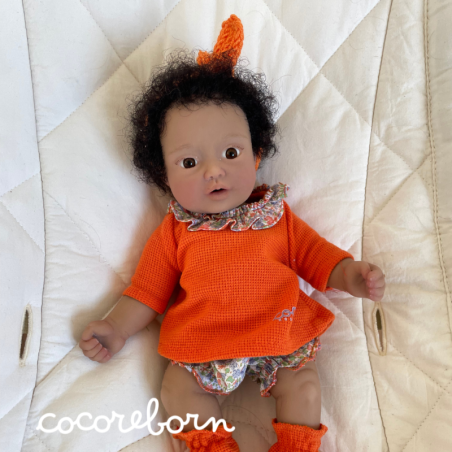 Moly niña, pelo afro negro, ojos marrones, piel oscura