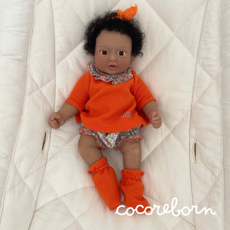 Moly niña, pelo afro negro, ojos marrones, piel oscura