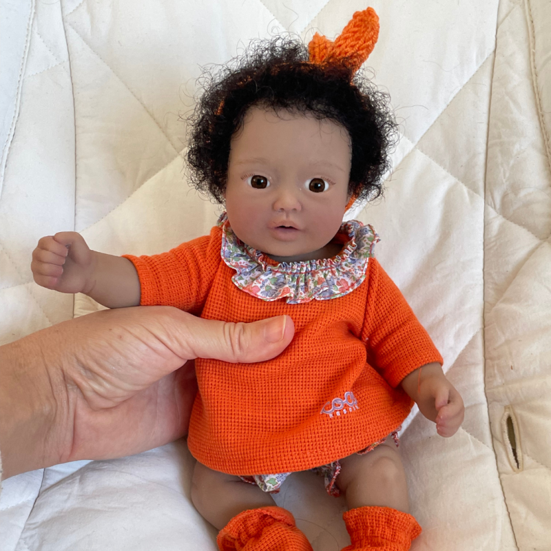 Moly niña, pelo afro negro, ojos marrones, piel oscura