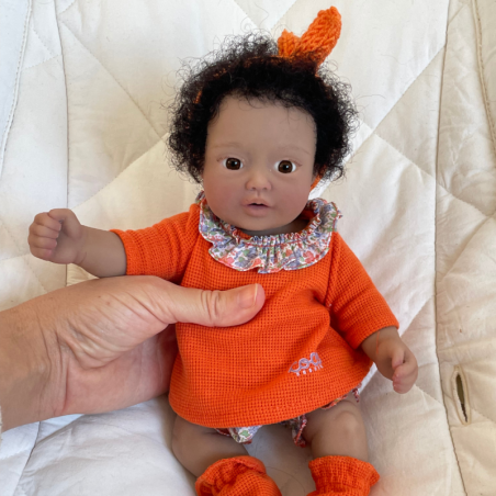Moly niña, pelo afro negro, ojos marrones, piel oscura