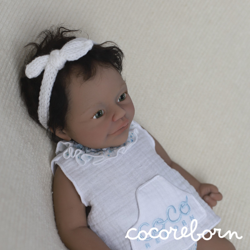 Anuk niña pelo afro, ojos verdes, piel oscura