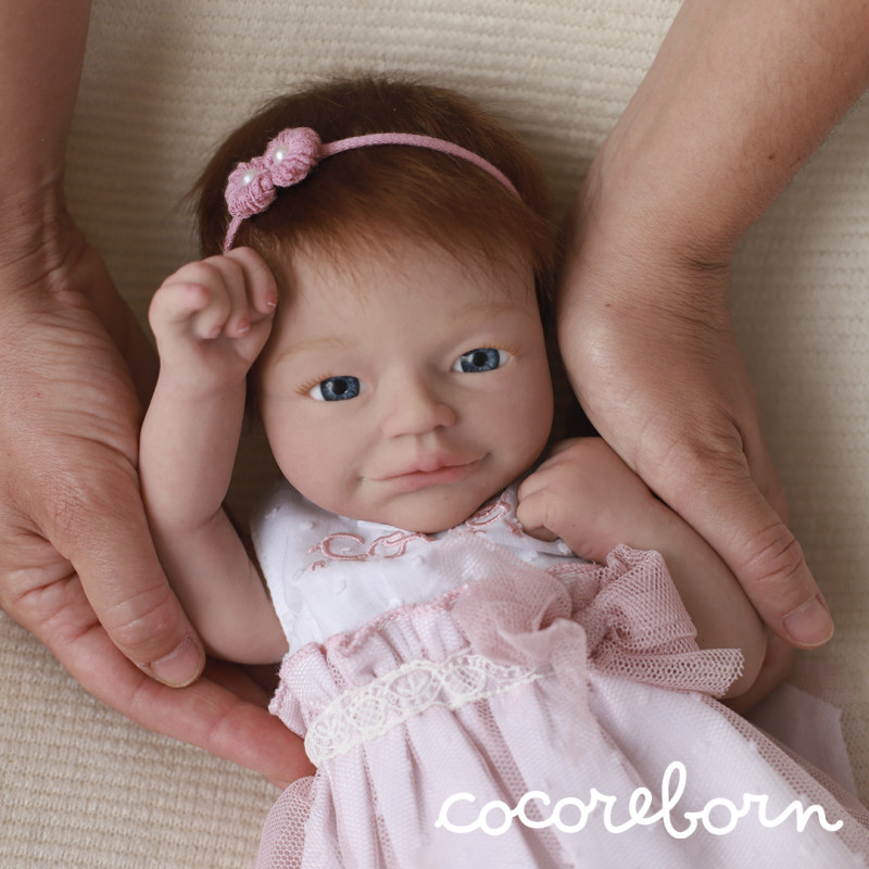 Anuk niña pelo castaño, ojos azules, piel clara